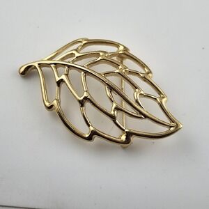 Vintage Crown Trifari Leaf Brooch‎ Openwork Style Leaf Gold Tone